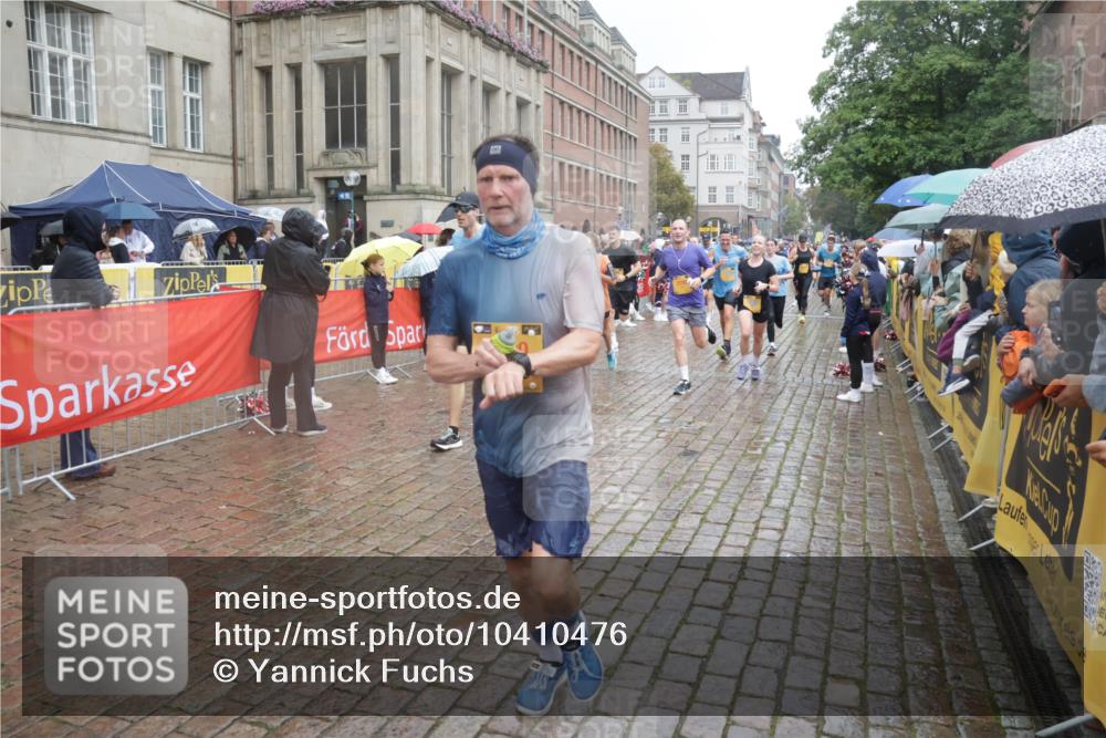 13.09.2026 - Kiel Lauf Yannick Fuchs http://msf.ph/oto/10410476 13.09.2026 10:41:15 Ziel 973, 1704, 1781, 1785, 2825, 3363, 3952, 4286, 4436, 4527, 4691, 4797, 5753, 5839, 5916, 6461, 6565, 6654, 8155, 9349, 9398, 9947, 10066, 10680, 10883, 11228, 12035, 12494, 35, 337, 393, 1342, 1427, 1603, 1971, 2052, 2096, 2499, 2561, 2818, 2892, 2898, 3257, 3415, 3464, 3524, 3535, 3841, 4131, 4431, 4624, 4662, 4712, 4797, 5043, 5319, 5388, 5509, 6301, 6340, 6397, 6504, 6565, 6793, 7405, 7499, 7615, 7655, 8246, 8955, 827, 849, 1985, 3339, 5086, 6632 meine-sportfotos.de