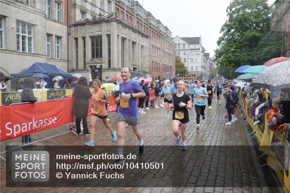 13.09.2026 - Kiel Lauf Yannick Fuchs http://msf.ph/oto/10410501 13.09.2026 10:41:17 Ziel 973, 1704, 1781, 1785, 2388, 2825, 3363, 3952, 4286, 4436, 4527, 4691, 4732, 5753, 5839, 5916, 6461, 6654, 8155, 9349, 9398, 9947, 10066, 10307, 10739, 10883, 11228, 11333, 12035, 12494, 35, 337, 393, 1342, 1427, 1603, 1971, 2052, 2096, 2499, 2561, 2818, 2825, 2892, 2898, 3257, 3415, 3464, 3535, 3841, 4131, 4431, 4624, 4662, 4712, 4797, 5043, 5319, 5388, 5509, 6301, 6340, 6504, 6565, 6793, 7405, 7499, 7615, 7655, 8246, 8955, 9349, 827, 849, 3339, 5086 meine-sportfotos.de