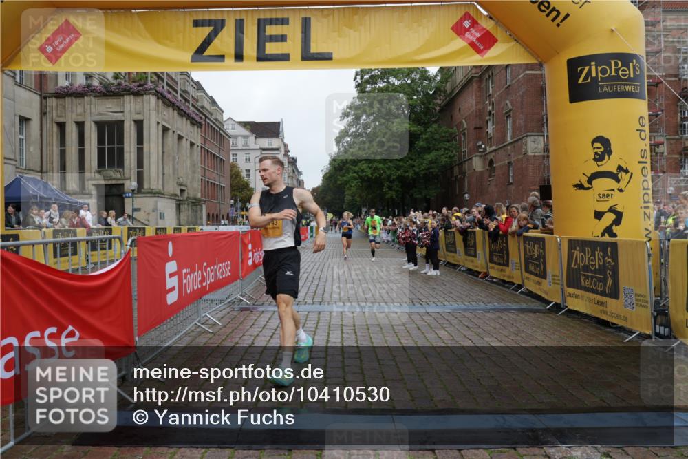 13.09.2026 - Kiel Lauf Yannick Fuchs http://msf.ph/oto/10410530 13.09.2026 09:34:26 Ziel 3679, 5332, 5815, 7743, 5040, 7588, 10864, 11791, 12278, 1246, 6681, 7588, 10069 meine-sportfotos.de