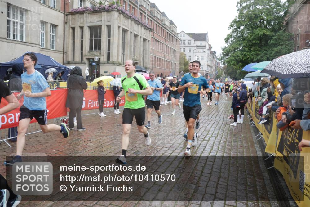 13.09.2026 - Kiel Lauf Yannick Fuchs http://msf.ph/oto/10410570 13.09.2026 10:41:20 Ziel 67, 1494, 1704, 1785, 1933, 2388, 2647, 3363, 3960, 4062, 4286, 4436, 4527, 4732, 5726, 5753, 5839, 5916, 6461, 6654, 8155, 9398, 9947, 10066, 10307, 10739, 10867, 10883, 11228, 11333, 12034, 12035, 35, 393, 973, 1342, 1427, 1781, 1971, 2052, 2499, 2561, 2818, 2825, 2892, 2898, 3257, 3415, 3464, 3535, 3841, 3952, 4131, 4286, 4431, 4624, 4662, 4691, 4712, 4797, 5043, 5319, 5388, 5509, 6301, 6340, 6504, 6565, 6793, 7405, 7499, 7615, 7655, 8246, 8955, 9349, 827, 849 meine-sportfotos.de