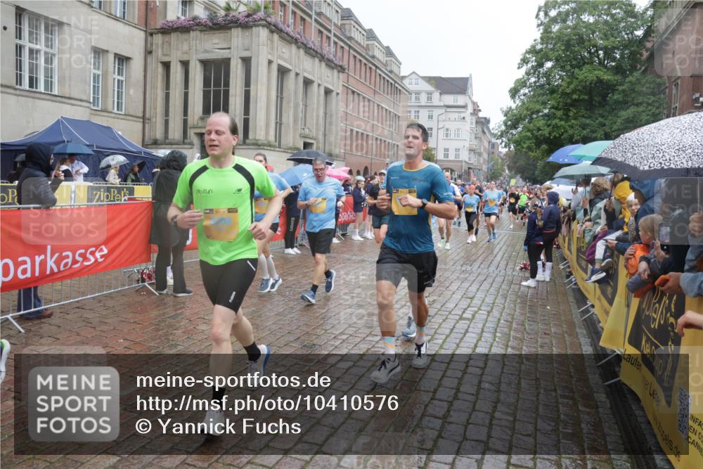 13.09.2026 - Kiel Lauf Yannick Fuchs http://msf.ph/oto/10410576 13.09.2026 10:41:21 Ziel 67, 849, 1494, 1704, 1785, 1933, 2388, 2647, 3363, 3960, 4062, 4436, 4527, 4732, 5335, 5726, 5753, 5839, 5916, 6461, 6654, 6993, 8155, 9398, 9947, 10066, 10307, 10739, 10867, 10883, 11228, 11333, 12034, 12035, 35, 393, 973, 1342, 1427, 1781, 1971, 2499, 2561, 2818, 2825, 2892, 2898, 3257, 3415, 3464, 3535, 3841, 3952, 4131, 4286, 4431, 4624, 4662, 4691, 4712, 4797, 5043, 5319, 5388, 5509, 5916, 6301, 6340, 6504, 6565, 6793, 7405, 7499, 7615, 7655, 8246, 8955, 9349, 827 meine-sportfotos.de