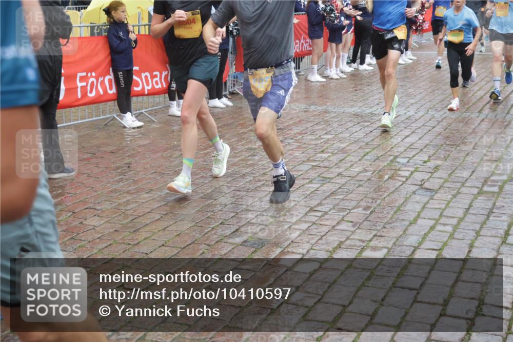 13.09.2026 - Kiel Lauf Yannick Fuchs http://msf.ph/oto/10410597 13.09.2026 10:41:22 Ziel 67, 849, 1494, 1704, 1785, 1933, 2388, 2531, 2647, 3363, 3960, 4062, 4436, 4527, 4732, 5335, 5726, 5753, 5839, 6461, 6654, 6993, 8155, 9398, 9455, 9947, 10066, 10307, 10739, 10867, 10883, 11228, 11333, 12034, 12035, 35, 973, 1342, 1427, 1781, 1971, 2499, 2561, 2818, 2825, 2892, 2898, 3257, 3415, 3464, 3535, 3841, 3952, 4131, 4286, 4431, 4527, 4624, 4662, 4691, 4712, 4797, 5043, 5319, 5388, 5509, 5916, 6301, 6340, 6504, 6565, 6793, 7405, 7615, 7655, 8246, 8955, 9349, 827 meine-sportfotos.de