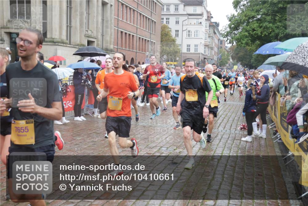 13.09.2026 - Kiel Lauf Yannick Fuchs http://msf.ph/oto/10410661 13.09.2026 10:41:26 Ziel 67, 827, 849, 1183, 1241, 1494, 1704, 1933, 2388, 2531, 2647, 3960, 4062, 4436, 4732, 4976, 5058, 5335, 5726, 5753, 5839, 6993, 8155, 9398, 9455, 9947, 10066, 10307, 10739, 10867, 10883, 11333, 11586, 11813, 12034, 12039, 35, 973, 1342, 1427, 1781, 1785, 1971, 2499, 2561, 2818, 2825, 2892, 2898, 3257, 3363, 3464, 3535, 3952, 4131, 4286, 4527, 4624, 4662, 4691, 4712, 4797, 5043, 5319, 5388, 5509, 5916, 6340, 6461, 6565, 6654, 7405, 7615, 7655, 8155, 8246, 8955, 9349, 9398 meine-sportfotos.de