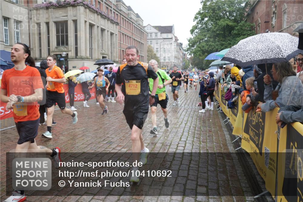 13.09.2026 - Kiel Lauf Yannick Fuchs http://msf.ph/oto/10410692 13.09.2026 10:41:27 Ziel 67, 827, 849, 1183, 1241, 1494, 1704, 1933, 2388, 2531, 2647, 3960, 4062, 4436, 4732, 4976, 5058, 5335, 5726, 5753, 5839, 6993, 9455, 9947, 10066, 10307, 10739, 10867, 10883, 11333, 11586, 11813, 12034, 12039, 35, 973, 1342, 1427, 1704, 1781, 1785, 1971, 2561, 2818, 2825, 2892, 2898, 3257, 3363, 3464, 3535, 3952, 4131, 4286, 4527, 4624, 4662, 4691, 4712, 4797, 5043, 5319, 5388, 5509, 5916, 6340, 6461, 6565, 6654, 7405, 7615, 7655, 8155, 8246, 8955, 9349, 9398, 10066 meine-sportfotos.de