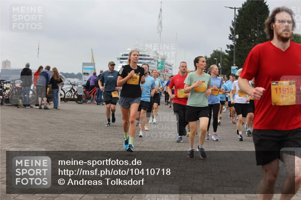 13.09.2026 - Kiel Lauf Andreas Tolksdorf http://msf.ph/oto/10410718 13.09.2026 10:01:38 Kiellinie 9433, 2035, 1975, 3086, 11910 meine-sportfotos.de