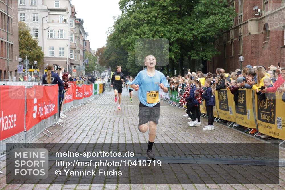 13.09.2026 - Kiel Lauf Yannick Fuchs http://msf.ph/oto/10410719 13.09.2026 09:35:09 Ziel 2761, 3766, 4361, 7414, 9380, 11719, 11904, 12484, 3168, 10461, 12278, 4589, 4638, 12832 meine-sportfotos.de