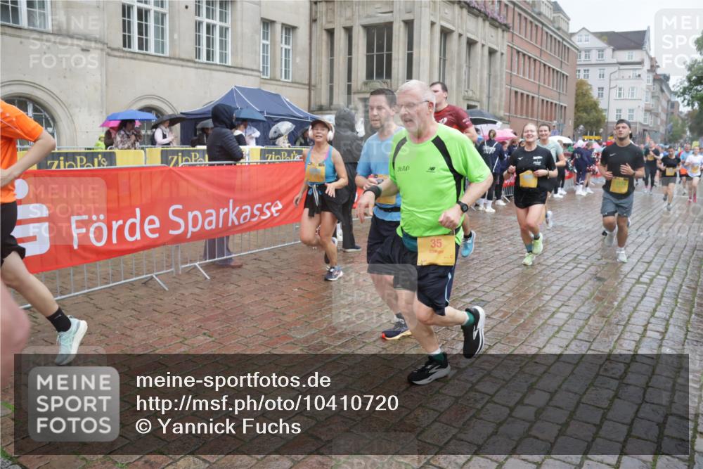 13.09.2026 - Kiel Lauf Yannick Fuchs http://msf.ph/oto/10410720 13.09.2026 10:41:28 Ziel 67, 827, 849, 1183, 1241, 1494, 1933, 2388, 2531, 2647, 3960, 4062, 4436, 4732, 4976, 5058, 5335, 5726, 5753, 5839, 6993, 9455, 9567, 9947, 10307, 10579, 10739, 10867, 10883, 11333, 11586, 11813, 12034, 12039, 35, 973, 1342, 1427, 1704, 1781, 1785, 1971, 2561, 2818, 2825, 2892, 2898, 3363, 3464, 3535, 3952, 4286, 4527, 4624, 4662, 4691, 4712, 4797, 5043, 5319, 5388, 5509, 5916, 6340, 6461, 6565, 6654, 7405, 7615, 8155, 8246, 8955, 9349, 9398, 9947, 10066 meine-sportfotos.de