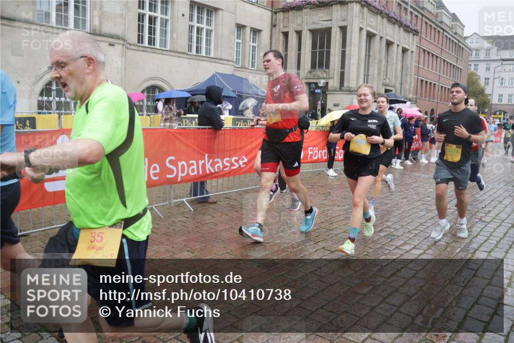 13.09.2026 - Kiel Lauf Yannick Fuchs http://msf.ph/oto/10410738 13.09.2026 10:41:29 Ziel 67, 827, 849, 1183, 1241, 1494, 1933, 2388, 2531, 2647, 3960, 4062, 4436, 4732, 4976, 5058, 5335, 5726, 5753, 5839, 6993, 9455, 9567, 10307, 10579, 10739, 10867, 11333, 11586, 11813, 12034, 12039, 35, 973, 1342, 1704, 1781, 1785, 2561, 2818, 2825, 2892, 2898, 3363, 3464, 3535, 3952, 4286, 4436, 4527, 4624, 4662, 4691, 4797, 5043, 5319, 5388, 5509, 5753, 5916, 6340, 6461, 6565, 6654, 7405, 7615, 8155, 8246, 8955, 9349, 9398, 9947, 10066 meine-sportfotos.de