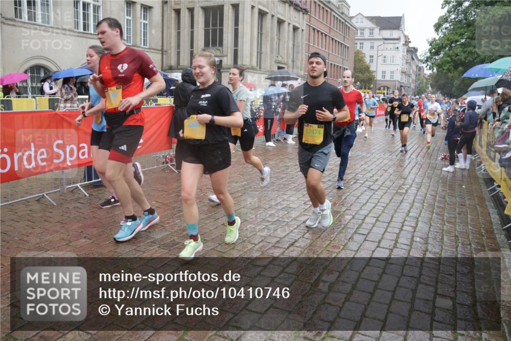 13.09.2026 - Kiel Lauf Yannick Fuchs http://msf.ph/oto/10410746 13.09.2026 10:41:29 Ziel 67, 827, 849, 1183, 1241, 1494, 1933, 2388, 2531, 2647, 3960, 4062, 4436, 4732, 4976, 5058, 5335, 5726, 5753, 5839, 6993, 9455, 9567, 10307, 10579, 10739, 10867, 11333, 11586, 11813, 12034, 12039, 35, 973, 1342, 1704, 1781, 1785, 2561, 2818, 2825, 2892, 2898, 3363, 3464, 3535, 3952, 4286, 4436, 4527, 4624, 4662, 4691, 4797, 5043, 5319, 5388, 5509, 5753, 5916, 6340, 6461, 6565, 6654, 7405, 7615, 8155, 8246, 8955, 9349, 9398, 9947, 10066 meine-sportfotos.de