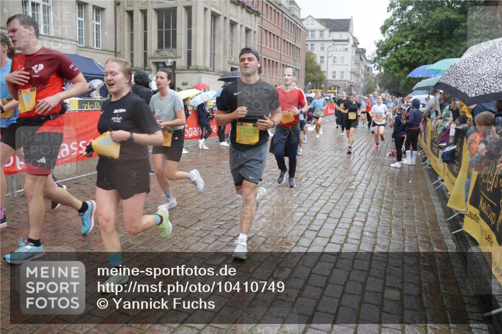 13.09.2026 - Kiel Lauf Yannick Fuchs http://msf.ph/oto/10410749 13.09.2026 10:41:29 Ziel 67, 827, 849, 1183, 1241, 1494, 1933, 2388, 2531, 2647, 3960, 4062, 4436, 4732, 4976, 5058, 5335, 5726, 5753, 5839, 6993, 9455, 9567, 10307, 10579, 10739, 10867, 11333, 11586, 11813, 12034, 12039, 35, 973, 1342, 1704, 1781, 1785, 2561, 2818, 2825, 2892, 2898, 3363, 3464, 3535, 3952, 4286, 4436, 4527, 4624, 4662, 4691, 4797, 5043, 5319, 5388, 5509, 5753, 5916, 6340, 6461, 6565, 6654, 7405, 7615, 8155, 8246, 8955, 9349, 9398, 9947, 10066 meine-sportfotos.de
