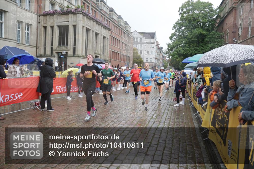 13.09.2026 - Kiel Lauf Yannick Fuchs http://msf.ph/oto/10410811 13.09.2026 10:41:33 Ziel 67, 214, 604, 827, 849, 1183, 1241, 1494, 1772, 1933, 2531, 2532, 2647, 3329, 3330, 3960, 4062, 4976, 5058, 5335, 5726, 6993, 9369, 9455, 9567, 10575, 10579, 10867, 11461, 11586, 11610, 11813, 12034, 12039, 12419, 973, 1494, 1704, 1781, 1785, 2388, 2647, 2825, 2892, 2898, 3363, 3464, 3952, 4286, 4436, 4527, 4624, 4662, 4691, 4732, 4797, 5319, 5509, 5753, 5839, 5916, 6340, 6461, 6565, 6654, 7405, 7615, 8155, 8246, 9349, 9398, 9947, 10066, 10307 meine-sportfotos.de