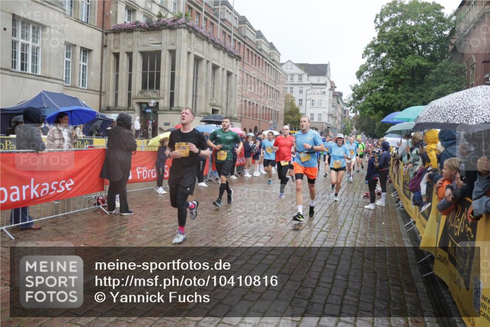 13.09.2026 - Kiel Lauf Yannick Fuchs http://msf.ph/oto/10410816 13.09.2026 10:41:33 Ziel 67, 214, 604, 827, 849, 1183, 1241, 1494, 1772, 1933, 2531, 2532, 2647, 3329, 3330, 3960, 4062, 4976, 5058, 5335, 5726, 6993, 9369, 9455, 9567, 10575, 10579, 10867, 11461, 11586, 11610, 11813, 12034, 12039, 12419, 973, 1494, 1704, 1781, 1785, 2388, 2647, 2825, 2892, 2898, 3363, 3464, 3952, 4286, 4436, 4527, 4624, 4662, 4691, 4732, 4797, 5319, 5509, 5753, 5839, 5916, 6340, 6461, 6565, 6654, 7405, 7615, 8155, 8246, 9349, 9398, 9947, 10066, 10307 meine-sportfotos.de
