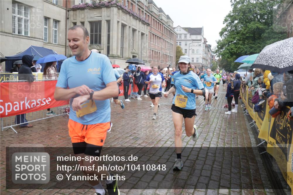 13.09.2026 - Kiel Lauf Yannick Fuchs http://msf.ph/oto/10410848 13.09.2026 10:41:34 Ziel 67, 214, 604, 827, 849, 1183, 1241, 1772, 1933, 2531, 2532, 3329, 3330, 3960, 4062, 4959, 4976, 5058, 5108, 5335, 5726, 6993, 9369, 9455, 9567, 10575, 10579, 11461, 11484, 11586, 11610, 11813, 12039, 12419, 973, 1494, 1704, 1781, 1785, 1933, 2388, 2647, 2825, 2892, 2898, 3363, 3464, 3952, 3960, 4062, 4286, 4436, 4527, 4624, 4662, 4691, 4732, 4797, 5753, 5839, 5916, 6340, 6461, 6565, 6654, 7405, 7615, 8155, 8246, 9349, 9398, 9947, 10066, 10307 meine-sportfotos.de