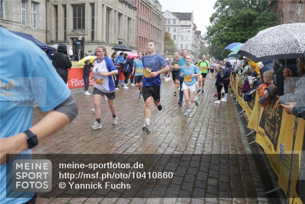 13.09.2026 - Kiel Lauf Yannick Fuchs http://msf.ph/oto/10410860 13.09.2026 10:41:35 Ziel 67, 214, 604, 811, 827, 849, 1183, 1241, 1772, 2387, 2531, 2532, 3329, 3330, 4959, 4976, 5058, 5108, 5335, 5726, 6993, 9369, 9455, 9567, 10273, 10575, 10579, 11461, 11484, 11586, 11610, 11813, 12039, 12419, 67, 973, 1494, 1704, 1781, 1785, 1933, 2388, 2647, 2825, 2892, 2898, 3363, 3464, 3952, 3960, 4062, 4286, 4436, 4527, 4624, 4662, 4691, 4732, 4797, 5726, 5753, 5839, 5916, 6340, 6461, 6565, 6654, 7405, 7615, 8155, 8246, 9349, 9398, 9947, 10066, 10307 meine-sportfotos.de