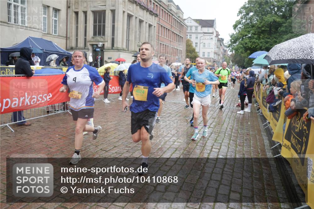13.09.2026 - Kiel Lauf Yannick Fuchs http://msf.ph/oto/10410868 13.09.2026 10:41:36 Ziel 214, 604, 811, 827, 849, 1183, 1241, 1445, 1772, 2387, 2531, 2532, 3249, 3329, 3330, 4959, 4976, 5058, 5108, 5335, 6993, 9369, 9395, 9455, 9567, 10273, 10575, 10579, 11461, 11484, 11586, 11610, 11813, 12039, 12419, 67, 849, 973, 1494, 1704, 1781, 1785, 1933, 2388, 2647, 2825, 2892, 3363, 3952, 3960, 4062, 4286, 4436, 4527, 4624, 4662, 4691, 4732, 4797, 5335, 5726, 5753, 5839, 5916, 6340, 6461, 6565, 6654, 6993, 7405, 7615, 8155, 9349, 9398, 9947, 10066, 10307 meine-sportfotos.de