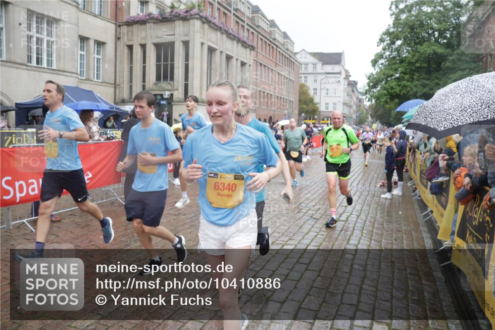 13.09.2026 - Kiel Lauf Yannick Fuchs http://msf.ph/oto/10410886 13.09.2026 10:41:37 Ziel 214, 604, 811, 827, 1183, 1241, 1445, 1772, 2387, 2531, 2532, 3249, 3329, 3330, 4959, 4976, 5058, 5108, 9369, 9395, 9455, 9567, 10273, 10575, 10579, 10960, 11336, 11461, 11484, 11586, 11610, 11813, 11858, 12039, 12419, 67, 849, 973, 1494, 1704, 1781, 1785, 1933, 2388, 2531, 2647, 2825, 2892, 3363, 3952, 3960, 4062, 4286, 4436, 4527, 4624, 4662, 4691, 4732, 4797, 5335, 5726, 5753, 5839, 5916, 6340, 6461, 6565, 6654, 6993, 7405, 7615, 8155, 9349, 9398, 9947, 10066, 10307 meine-sportfotos.de
