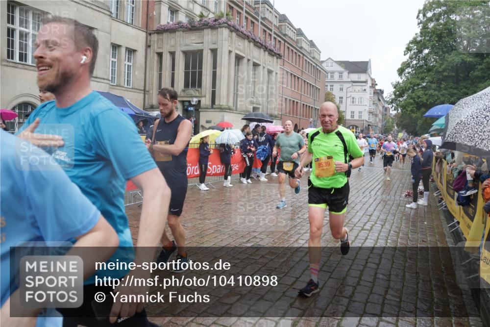 13.09.2026 - Kiel Lauf Yannick Fuchs http://msf.ph/oto/10410898 13.09.2026 10:41:38 Ziel 214, 604, 811, 827, 1183, 1241, 1445, 1772, 2387, 2532, 3249, 3329, 3330, 4959, 4976, 5058, 5108, 9369, 9395, 9567, 10273, 10575, 10579, 10960, 11336, 11461, 11484, 11586, 11610, 11813, 11858, 12039, 12419, 67, 849, 973, 1494, 1704, 1781, 1785, 1933, 2388, 2531, 2647, 2825, 2892, 3363, 3952, 3960, 4062, 4286, 4436, 4527, 4662, 4691, 4732, 4797, 5335, 5726, 5753, 5839, 5916, 6340, 6461, 6565, 6654, 6993, 7405, 7615, 8155, 9349, 9398, 9947, 10066, 10307 meine-sportfotos.de