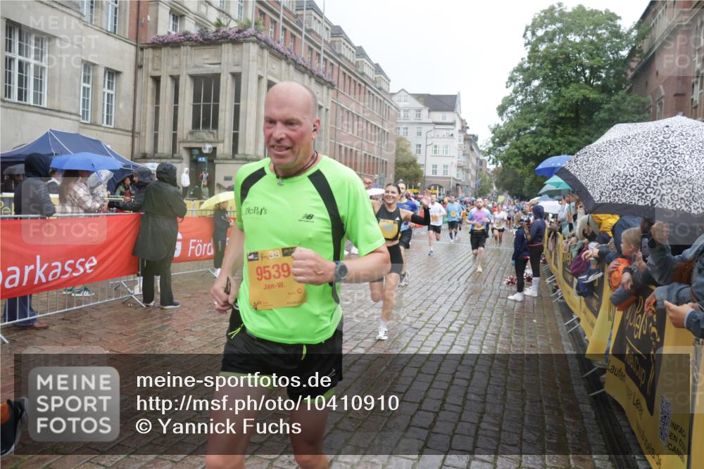 13.09.2026 - Kiel Lauf Yannick Fuchs http://msf.ph/oto/10410910 13.09.2026 10:41:38 Ziel 214, 604, 811, 827, 1183, 1241, 1445, 1772, 2387, 2532, 3249, 3329, 3330, 4959, 4976, 5058, 5108, 9369, 9395, 9567, 10273, 10575, 10579, 10960, 11336, 11461, 11484, 11586, 11610, 11813, 11858, 12039, 12419, 67, 849, 973, 1494, 1704, 1781, 1785, 1933, 2388, 2531, 2647, 2825, 2892, 3363, 3952, 3960, 4062, 4286, 4436, 4527, 4662, 4691, 4732, 4797, 5335, 5726, 5753, 5839, 5916, 6340, 6461, 6565, 6654, 6993, 7405, 7615, 8155, 9349, 9398, 9947, 10066, 10307 meine-sportfotos.de
