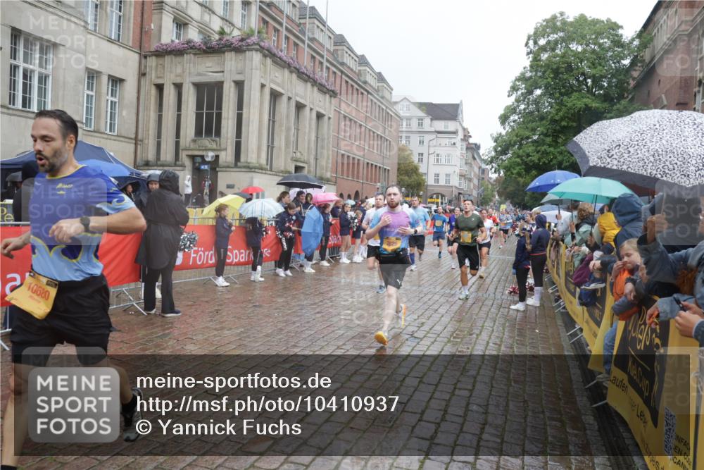 13.09.2026 - Kiel Lauf Yannick Fuchs http://msf.ph/oto/10410937 13.09.2026 10:41:40 Ziel 214, 604, 811, 1183, 1241, 1445, 1772, 2387, 2532, 3249, 3329, 3330, 3351, 4895, 4959, 5058, 5108, 5158, 6165, 6960, 7363, 7403, 9364, 9369, 9395, 9567, 10273, 10575, 10579, 10960, 11336, 11461, 11484, 11586, 11610, 11858, 12419, 67, 827, 849, 973, 1494, 1704, 1781, 1785, 1933, 2388, 2531, 2647, 2825, 3363, 3952, 3960, 4062, 4286, 4436, 4527, 4691, 4732, 4797, 4976, 5335, 5726, 5753, 5839, 5916, 6461, 6565, 6654, 6993, 8155, 9349, 9398, 9947, 10066, 10307 meine-sportfotos.de