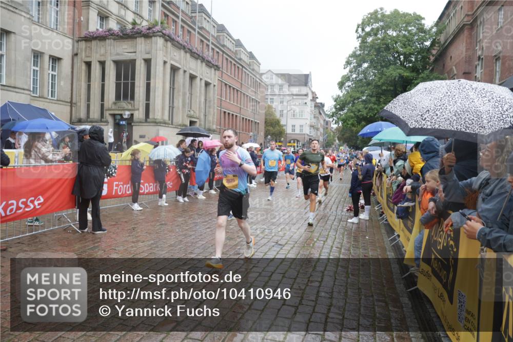 13.09.2026 - Kiel Lauf Yannick Fuchs http://msf.ph/oto/10410946 13.09.2026 10:41:40 Ziel 214, 604, 811, 1183, 1241, 1445, 1772, 2387, 2532, 3249, 3329, 3330, 3351, 4895, 4959, 5058, 5108, 5158, 6165, 6960, 7363, 7403, 9364, 9369, 9395, 9567, 10273, 10575, 10579, 10960, 11336, 11461, 11484, 11586, 11610, 11858, 12419, 67, 827, 849, 973, 1494, 1704, 1781, 1785, 1933, 2388, 2531, 2647, 2825, 3363, 3952, 3960, 4062, 4286, 4436, 4527, 4691, 4732, 4797, 4976, 5335, 5726, 5753, 5839, 5916, 6461, 6565, 6654, 6993, 8155, 9349, 9398, 9947, 10066, 10307 meine-sportfotos.de