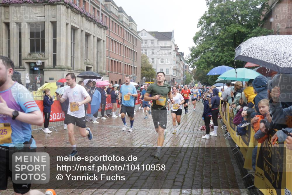 13.09.2026 - Kiel Lauf Yannick Fuchs http://msf.ph/oto/10410958 13.09.2026 10:41:41 Ziel 214, 604, 698, 811, 1183, 1241, 1445, 1772, 2387, 2532, 3249, 3329, 3330, 3351, 4895, 4959, 5058, 5108, 5158, 6165, 6960, 7363, 7403, 9364, 9369, 9395, 9567, 10273, 10575, 10579, 10960, 11336, 11461, 11484, 11530, 11586, 11610, 11858, 12419, 67, 827, 849, 973, 1183, 1241, 1494, 1704, 1781, 1785, 1933, 2388, 2531, 2647, 2825, 3363, 3952, 3960, 4062, 4286, 4436, 4527, 4691, 4732, 4976, 5058, 5335, 5726, 5753, 5839, 5916, 6461, 6654, 6993, 8155, 9349, 9398, 9947, 10066, 10307 meine-sportfotos.de
