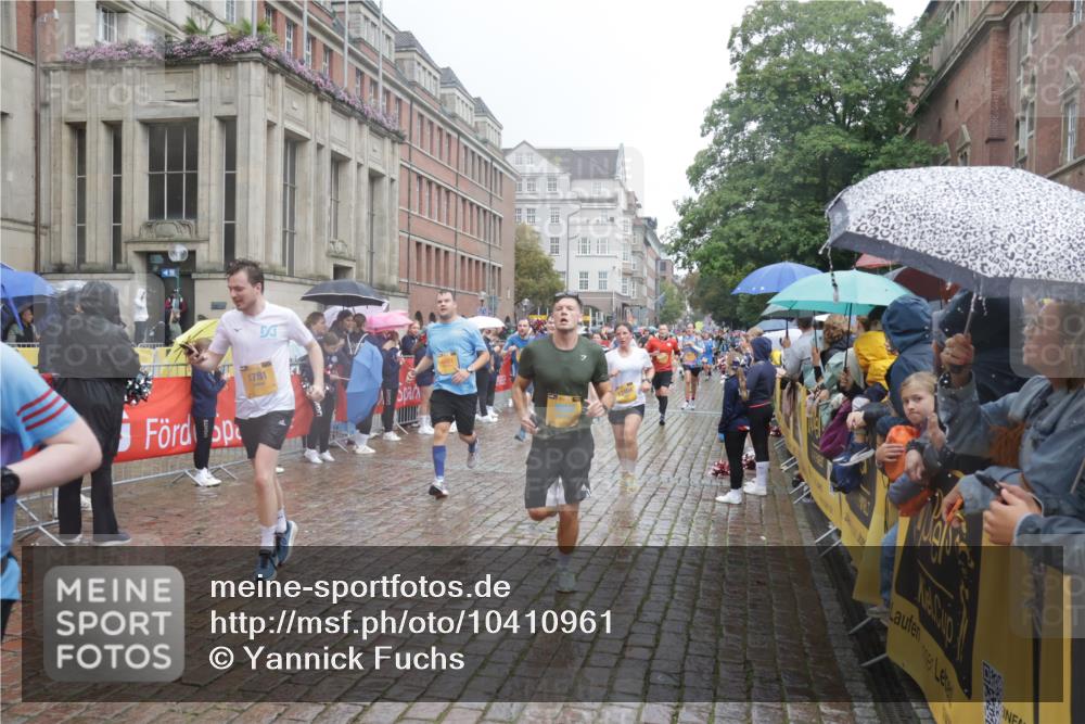 13.09.2026 - Kiel Lauf Yannick Fuchs http://msf.ph/oto/10410961 13.09.2026 10:41:41 Ziel 214, 604, 698, 811, 1183, 1241, 1445, 1772, 2387, 2532, 3249, 3329, 3330, 3351, 4895, 4959, 5058, 5108, 5158, 6165, 6960, 7363, 7403, 9364, 9369, 9395, 9567, 10273, 10575, 10579, 10960, 11336, 11461, 11484, 11530, 11586, 11610, 11858, 12419, 67, 827, 849, 973, 1183, 1241, 1494, 1704, 1781, 1785, 1933, 2388, 2531, 2647, 2825, 3363, 3952, 3960, 4062, 4286, 4436, 4527, 4691, 4732, 4976, 5058, 5335, 5726, 5753, 5839, 5916, 6461, 6654, 6993, 8155, 9349, 9398, 9947, 10066, 10307 meine-sportfotos.de