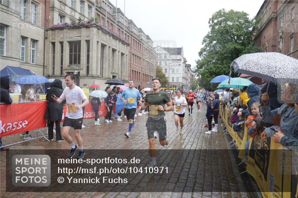 13.09.2026 - Kiel Lauf Yannick Fuchs http://msf.ph/oto/10410971 13.09.2026 10:41:42 Ziel 214, 604, 698, 811, 1445, 1507, 1772, 2387, 2532, 2927, 3249, 3329, 3330, 3351, 4895, 4959, 5108, 5158, 6165, 6960, 7363, 7403, 8151, 9364, 9369, 9395, 9567, 10273, 10575, 10579, 10960, 11336, 11461, 11484, 11530, 11610, 11858, 12419, 67, 827, 849, 973, 1183, 1241, 1494, 1704, 1781, 1785, 1933, 2388, 2531, 2647, 2825, 3363, 3952, 3960, 4062, 4286, 4436, 4527, 4691, 4732, 4976, 5058, 5335, 5726, 5753, 5839, 5916, 6461, 6654, 6993, 8155, 9349, 9398, 9947, 10066, 10307 meine-sportfotos.de