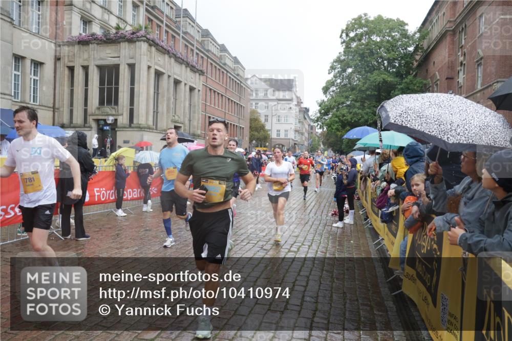 13.09.2026 - Kiel Lauf Yannick Fuchs http://msf.ph/oto/10410974 13.09.2026 10:41:42 Ziel 214, 604, 698, 811, 1445, 1507, 1772, 2387, 2532, 2927, 3249, 3329, 3330, 3351, 4895, 4959, 5108, 5158, 6165, 6960, 7363, 7403, 8151, 9364, 9369, 9395, 9567, 10273, 10575, 10579, 10960, 11336, 11461, 11484, 11530, 11610, 11858, 12419, 67, 827, 849, 973, 1183, 1241, 1494, 1704, 1781, 1785, 1933, 2388, 2531, 2647, 2825, 3363, 3952, 3960, 4062, 4286, 4436, 4527, 4691, 4732, 4976, 5058, 5335, 5726, 5753, 5839, 5916, 6461, 6654, 6993, 8155, 9349, 9398, 9947, 10066, 10307 meine-sportfotos.de