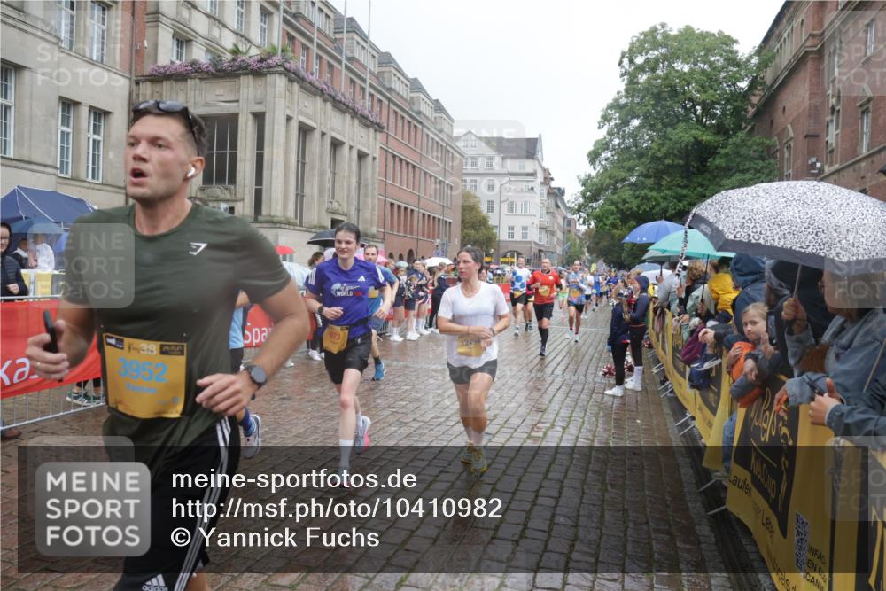 13.09.2026 - Kiel Lauf Yannick Fuchs http://msf.ph/oto/10410982 13.09.2026 10:41:43 Ziel 214, 604, 698, 811, 1445, 1507, 1772, 2387, 2532, 2927, 3249, 3329, 3330, 3351, 4895, 4959, 5108, 5158, 6165, 6564, 6960, 7363, 7403, 8151, 9364, 9369, 9395, 9567, 10273, 10575, 10579, 10960, 11336, 11461, 11484, 11530, 11610, 11858, 12419, 67, 827, 849, 973, 1183, 1241, 1494, 1704, 1781, 1785, 1933, 2388, 2531, 2647, 3363, 3952, 3960, 4062, 4286, 4436, 4527, 4691, 4732, 4976, 5058, 5335, 5726, 5753, 5839, 5916, 6461, 6654, 6993, 8155, 9398, 9947, 10066, 10307 meine-sportfotos.de