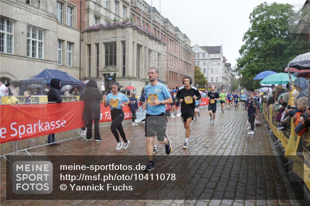 13.09.2026 - Kiel Lauf Yannick Fuchs http://msf.ph/oto/10411078 13.09.2026 10:42:04 Ziel 150, 580, 1416, 1755, 2375, 2535, 2665, 2667, 2819, 3188, 3212, 3372, 3985, 4399, 4475, 4513, 4604, 5155, 5265, 5322, 5669, 5749, 6175, 6236, 6587, 6656, 6917, 7051, 7923, 8547, 8549, 8981, 9147, 9391, 9595, 9912, 9920, 10452, 10725, 10877, 11021, 12639, 214, 604, 698, 811, 827, 1183, 1206, 1241, 1330, 1445, 1507, 1772, 2013, 2387, 2532, 2535, 2547, 2927, 3249, 3329, 3330, 3351, 4559, 4895, 4959, 4976, 5058, 5108, 5158, 6165, 6564, 6917, 6960, 239, 2224, 2314 meine-sportfotos.de