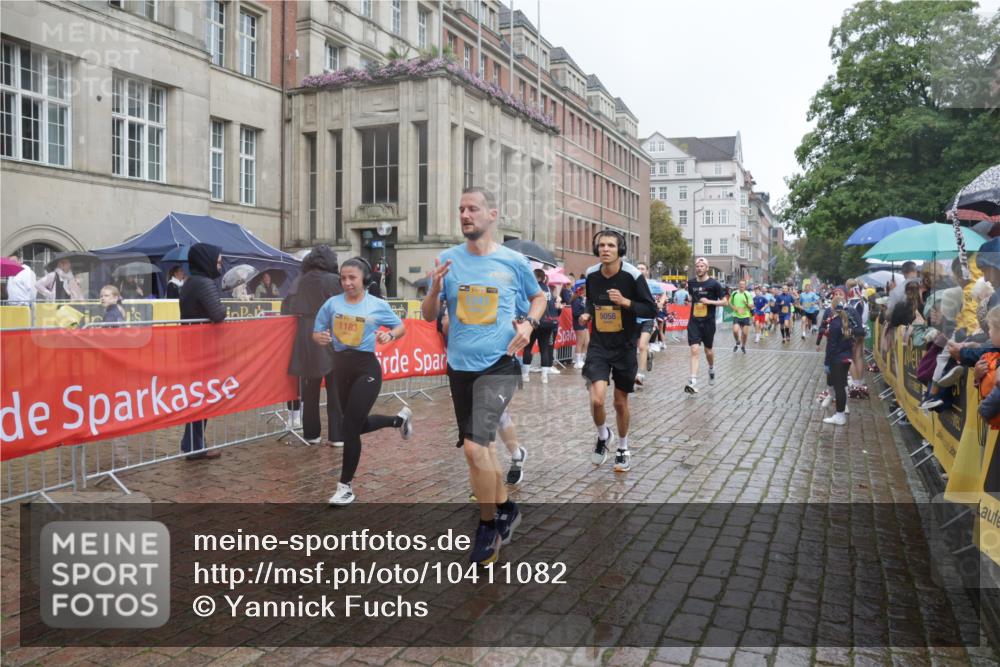 13.09.2026 - Kiel Lauf Yannick Fuchs http://msf.ph/oto/10411082 13.09.2026 10:42:05 Ziel 150, 580, 1416, 1755, 2375, 2665, 2667, 2819, 3188, 3212, 3372, 3985, 4399, 4475, 4513, 4604, 5155, 5265, 5322, 5669, 5749, 6175, 6236, 6587, 6656, 7051, 7475, 7923, 8034, 8547, 8981, 9147, 9391, 9595, 9912, 9920, 10452, 10725, 10877, 11021, 12639, 214, 604, 698, 811, 1183, 1206, 1241, 1330, 1445, 1507, 1772, 2013, 2387, 2532, 2535, 2547, 2927, 3249, 3329, 3330, 3351, 4559, 4895, 4959, 5058, 5108, 5158, 6165, 6564, 6656, 6917, 6960, 239, 2224, 2314 meine-sportfotos.de