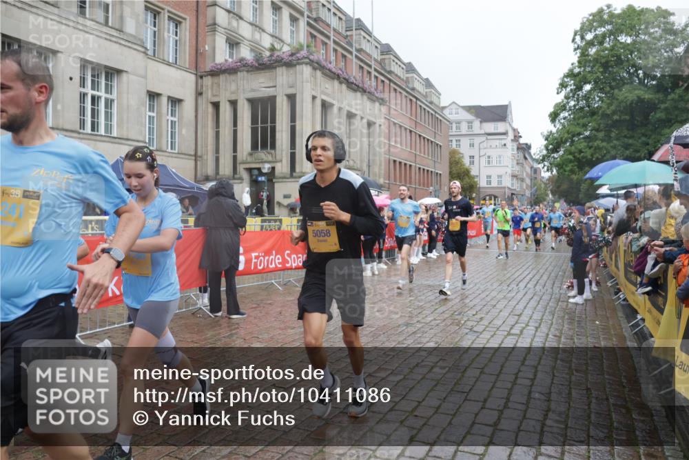 13.09.2026 - Kiel Lauf Yannick Fuchs http://msf.ph/oto/10411086 13.09.2026 10:42:05 Ziel 150, 580, 1416, 1755, 2375, 2665, 2667, 2819, 3188, 3212, 3372, 3985, 4399, 4475, 4513, 4604, 5155, 5265, 5322, 5669, 5749, 6175, 6236, 6587, 6656, 7051, 7475, 7923, 8034, 8547, 8981, 9147, 9391, 9595, 9912, 9920, 10452, 10725, 10877, 11021, 12639, 214, 604, 698, 811, 1183, 1206, 1241, 1330, 1445, 1507, 1772, 2013, 2387, 2532, 2535, 2547, 2927, 3249, 3329, 3330, 3351, 4559, 4895, 4959, 5058, 5108, 5158, 6165, 6564, 6656, 6917, 6960, 239, 2224, 2314 meine-sportfotos.de