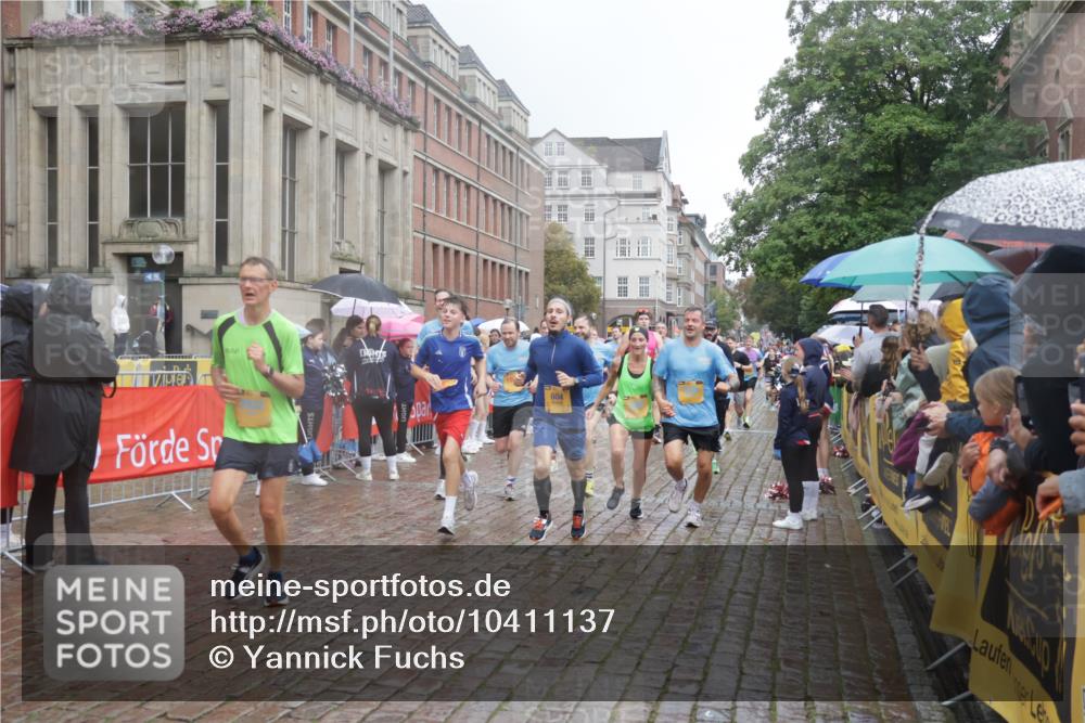 13.09.2026 - Kiel Lauf Yannick Fuchs http://msf.ph/oto/10411137 13.09.2026 10:42:09 Ziel 150, 294, 1755, 2665, 2819, 2972, 3212, 3372, 3985, 4399, 4475, 4513, 4604, 5155, 5669, 5749, 6175, 6236, 6587, 6677, 6678, 7051, 7475, 8034, 9147, 9391, 9420, 9595, 9920, 10452, 10725, 10877, 11175, 12639, 214, 580, 604, 698, 811, 1206, 1330, 1416, 1445, 1507, 1772, 2013, 2375, 2387, 2532, 2535, 2547, 2667, 2927, 3188, 3249, 3329, 3330, 3351, 4559, 4895, 4959, 5108, 5158, 5265, 5322, 6165, 6564, 6656, 6917, 6960, 239, 1638, 2224, 2314 meine-sportfotos.de