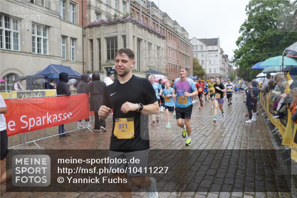 13.09.2026 - Kiel Lauf Yannick Fuchs http://msf.ph/oto/10411227 13.09.2026 10:42:14 Ziel 150, 239, 294, 1328, 2665, 2820, 2972, 3254, 3367, 4399, 4475, 4513, 4604, 4919, 5155, 5669, 5802, 6020, 6175, 6587, 6677, 6678, 7475, 8034, 9420, 9635, 9712, 9920, 10452, 10465, 11175, 580, 698, 811, 1206, 1330, 1416, 1445, 1507, 1755, 2013, 2375, 2387, 2535, 2547, 2667, 2819, 2927, 3188, 3212, 3249, 3351, 3372, 3985, 4559, 4895, 4959, 5108, 5158, 5265, 5322, 5749, 6165, 6236, 6564, 6656, 6917, 6960, 757, 1638, 2224, 2314, 2507, 3821, 4451, 811, 10960 meine-sportfotos.de