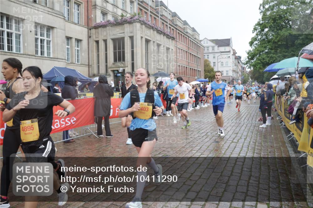 13.09.2026 - Kiel Lauf Yannick Fuchs http://msf.ph/oto/10411290 13.09.2026 10:42:19 Ziel 239, 294, 1245, 1328, 2224, 2314, 2820, 2972, 3254, 3367, 4919, 5155, 5802, 6020, 6677, 6678, 7299, 7475, 7586, 8034, 8304, 9135, 9152, 9420, 9548, 9635, 9712, 10465, 10625, 11148, 11175, 150, 580, 698, 1206, 1330, 1416, 1507, 1755, 2013, 2375, 2535, 2547, 2665, 2667, 2819, 2927, 3188, 3212, 3351, 3372, 3985, 4399, 4475, 4513, 4559, 4604, 4895, 5155, 5158, 5265, 5322, 5669, 5749, 6165, 6175, 6236, 6564, 6587, 6656, 6917, 6960, 757, 1638, 2507, 3821, 4451, 811, 3351, 10960 meine-sportfotos.de