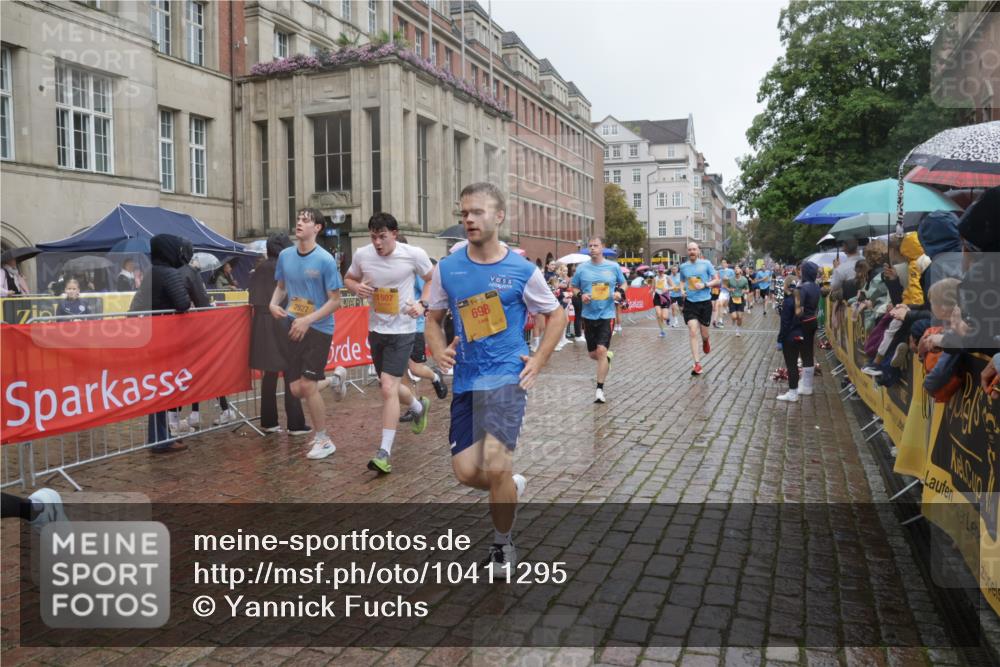 13.09.2026 - Kiel Lauf Yannick Fuchs http://msf.ph/oto/10411295 13.09.2026 10:42:20 Ziel 239, 294, 1245, 1328, 2224, 2314, 2820, 2972, 3254, 3367, 4919, 5802, 6020, 6677, 6678, 7299, 7475, 7586, 8034, 8304, 9135, 9152, 9420, 9548, 9635, 9712, 10465, 10625, 11148, 11175, 12619, 150, 580, 698, 1206, 1330, 1416, 1507, 1755, 2013, 2375, 2535, 2547, 2665, 2667, 2819, 2927, 3188, 3212, 3372, 3985, 4399, 4475, 4513, 4559, 4604, 4895, 5155, 5265, 5322, 5669, 5749, 6165, 6175, 6236, 6564, 6587, 6656, 6917, 757, 1638, 2507, 3821, 4451, 811, 3351, 10960 meine-sportfotos.de
