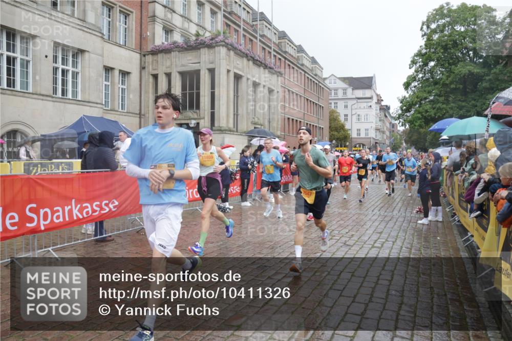13.09.2026 - Kiel Lauf Yannick Fuchs http://msf.ph/oto/10411326 13.09.2026 10:42:24 Ziel 239, 1245, 1328, 1638, 2224, 2314, 2745, 2820, 3254, 3367, 4034, 4919, 5636, 5802, 5877, 6020, 6678, 7187, 7299, 7586, 8304, 8318, 9135, 9152, 9548, 9635, 9712, 10465, 10625, 10724, 11148, 11175, 12619, 150, 294, 580, 1206, 1330, 1416, 1755, 2013, 2375, 2535, 2547, 2665, 2667, 2819, 2972, 3188, 3212, 3372, 3985, 4399, 4475, 4513, 4559, 4604, 5155, 5265, 5322, 5669, 5749, 6175, 6236, 6587, 6656, 6677, 6678, 6917, 757, 2507, 3821, 4451, 3351, 10960 meine-sportfotos.de