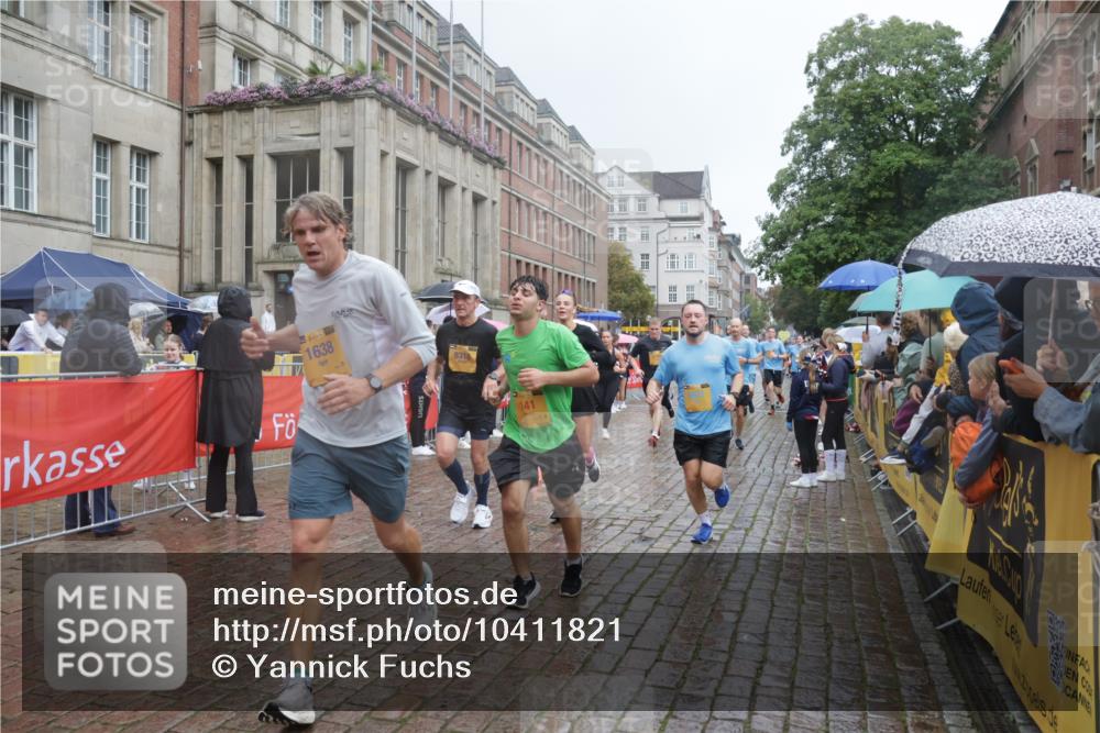 13.09.2026 - Kiel Lauf Yannick Fuchs http://msf.ph/oto/10411821 13.09.2026 10:43:00 Ziel 1290, 1931, 2427, 2481, 2502, 2627, 2999, 3248, 3572, 4120, 4825, 5298, 5437, 5814, 6121, 6179, 7188, 7555, 7657, 7814, 8287, 9177, 9483, 9627, 10485, 11129, 11146, 11344, 11643, 11726, 11984, 12187, 12279, 12480, 12827, 757, 1638, 1680, 1975, 2239, 2273, 2507, 2745, 3036, 3260, 3474, 3584, 3821, 4034, 4320, 4352, 4451, 5450, 5476, 5636, 5877, 5911, 5933, 5952, 6088, 6129, 6136, 6147, 6196, 6320, 6567, 6615, 6839, 7014, 7187, 7685, 7692, 1178, 2131, 2887 meine-sportfotos.de