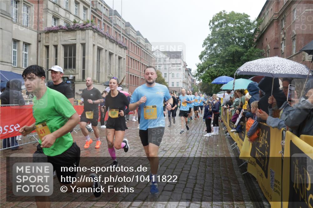13.09.2026 - Kiel Lauf Yannick Fuchs http://msf.ph/oto/10411822 13.09.2026 10:43:01 Ziel 1290, 1931, 2427, 2481, 2502, 2627, 2999, 3248, 3572, 4120, 4825, 5298, 5437, 5814, 6121, 6179, 6439, 7188, 7555, 7814, 8287, 9177, 9483, 9627, 10485, 11129, 11146, 11344, 11643, 11726, 11984, 12187, 12279, 12480, 12827, 757, 1638, 1680, 1975, 2239, 2273, 2507, 2745, 2999, 3036, 3260, 3474, 3584, 3821, 4034, 4320, 4352, 4451, 5450, 5476, 5636, 5877, 5911, 5933, 5952, 6088, 6129, 6136, 6147, 6196, 6320, 6567, 6615, 6839, 7014, 7187, 7685, 7692, 485, 1178, 2131, 2887 meine-sportfotos.de