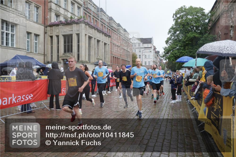 13.09.2026 - Kiel Lauf Yannick Fuchs http://msf.ph/oto/10411845 13.09.2026 10:43:02 Ziel 1290, 1931, 2427, 2481, 2502, 2627, 3248, 3572, 4120, 4825, 5298, 5414, 5437, 5814, 6121, 6179, 6439, 7188, 7555, 7814, 8287, 9177, 9483, 9627, 10485, 11129, 11146, 11344, 11643, 11726, 11971, 11984, 12187, 12279, 12480, 12827, 757, 1680, 1975, 2239, 2273, 2507, 2745, 2999, 3036, 3260, 3474, 3584, 3821, 4034, 4320, 4352, 4451, 5450, 5476, 5636, 5814, 5877, 5911, 5933, 5952, 6088, 6129, 6136, 6147, 6196, 6320, 6567, 6615, 6839, 7014, 7187, 7685, 7692, 485, 1178, 2131, 2887 meine-sportfotos.de