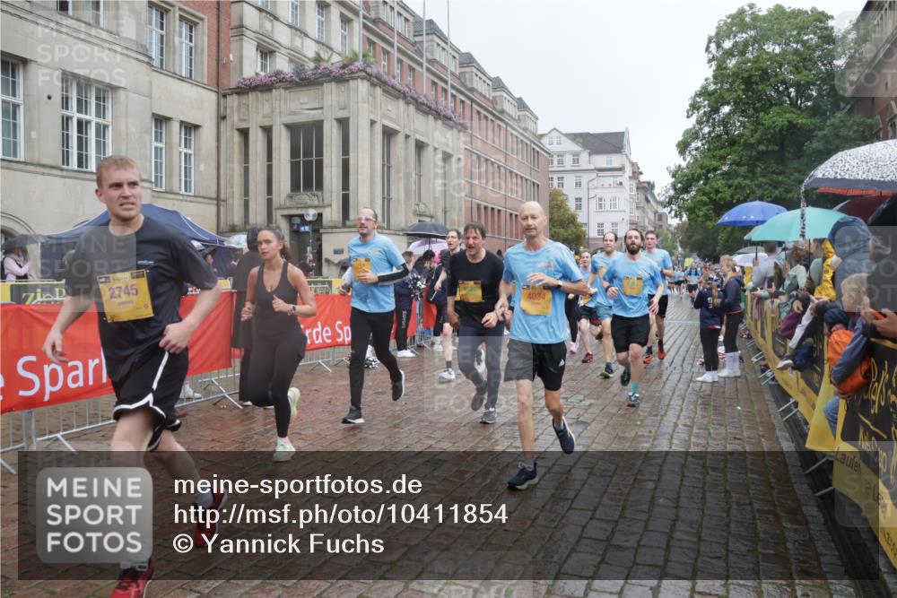 13.09.2026 - Kiel Lauf Yannick Fuchs http://msf.ph/oto/10411854 13.09.2026 10:43:03 Ziel 1290, 1931, 2427, 2481, 2502, 2627, 3248, 3572, 3976, 4120, 4825, 5298, 5414, 5437, 6121, 6179, 6439, 7188, 7555, 7814, 8287, 9177, 9483, 9627, 11129, 11146, 11344, 11643, 11726, 11971, 11984, 12165, 12187, 12279, 12480, 12827, 757, 1680, 1975, 2239, 2273, 2507, 2745, 2999, 3036, 3260, 3474, 3584, 3821, 4034, 4120, 4320, 4352, 4451, 5450, 5476, 5814, 5911, 5933, 5952, 6088, 6129, 6136, 6147, 6196, 6320, 6567, 6615, 6839, 7014, 7187, 7685, 7692, 485, 1178, 2131, 2887 meine-sportfotos.de