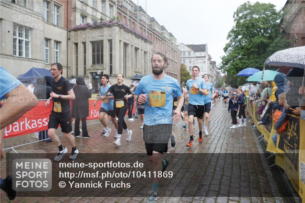 13.09.2026 - Kiel Lauf Yannick Fuchs http://msf.ph/oto/10411869 13.09.2026 10:43:04 Ziel 1290, 1931, 2376, 2427, 2481, 2502, 2627, 3248, 3572, 3976, 4825, 5298, 5414, 5437, 6121, 6179, 6439, 7188, 7555, 7814, 8287, 9177, 9483, 9627, 11129, 11146, 11344, 11643, 11726, 11971, 11984, 12165, 12187, 12279, 12480, 12824, 12827, 757, 1680, 1975, 2239, 2273, 2507, 2745, 2999, 3036, 3260, 3474, 3584, 3821, 4034, 4120, 4320, 4352, 4451, 5450, 5476, 5814, 5911, 5933, 5952, 6088, 6129, 6136, 6147, 6196, 6320, 6567, 6615, 6839, 7014, 7685, 7692, 485, 681, 1178, 2131, 2887 meine-sportfotos.de