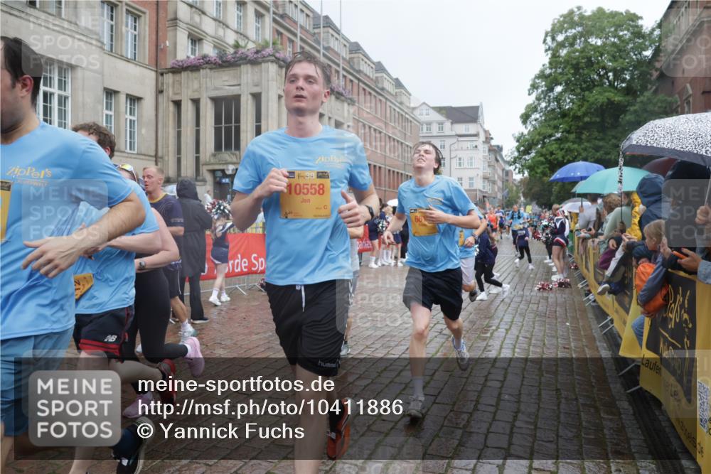 13.09.2026 - Kiel Lauf Yannick Fuchs http://msf.ph/oto/10411886 13.09.2026 10:43:06 Ziel 1290, 1931, 2376, 2427, 2481, 2502, 2627, 2633, 2954, 3248, 3572, 3976, 4825, 5298, 5414, 5437, 6121, 6139, 6179, 6439, 7188, 7555, 8287, 9177, 9483, 9627, 9632, 10812, 11129, 11146, 11344, 11726, 11971, 11984, 12165, 12187, 12480, 12824, 1680, 1975, 2239, 2273, 2507, 2999, 3036, 3260, 3474, 3584, 3821, 4120, 4451, 5450, 5476, 5814, 5911, 5933, 5952, 6129, 6136, 6147, 6196, 6320, 6567, 6615, 6839, 7014, 7685, 7692, 485, 681, 1178, 2131, 2887 meine-sportfotos.de