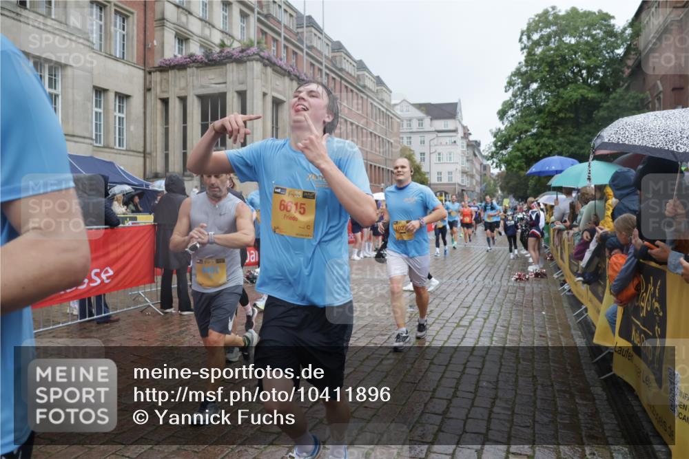 13.09.2026 - Kiel Lauf Yannick Fuchs http://msf.ph/oto/10411896 13.09.2026 10:43:06 Ziel 1290, 1931, 2376, 2427, 2481, 2502, 2627, 2633, 2954, 3248, 3572, 3976, 4825, 5298, 5414, 5437, 6121, 6139, 6179, 6439, 7188, 7555, 8287, 9177, 9483, 9627, 9632, 10812, 11129, 11146, 11344, 11726, 11971, 11984, 12165, 12187, 12480, 12824, 1680, 1975, 2239, 2273, 2507, 2999, 3036, 3260, 3474, 3584, 3821, 4120, 4451, 5450, 5476, 5814, 5911, 5933, 5952, 6129, 6136, 6147, 6196, 6320, 6567, 6615, 6839, 7014, 7685, 7692, 485, 681, 1178, 2131, 2887 meine-sportfotos.de