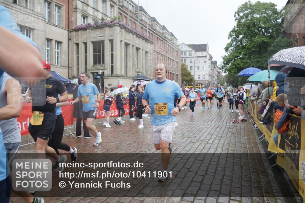 13.09.2026 - Kiel Lauf Yannick Fuchs http://msf.ph/oto/10411901 13.09.2026 10:43:07 Ziel 610, 1290, 1931, 2376, 2427, 2481, 2502, 2627, 2633, 2954, 3248, 3572, 3976, 4825, 5298, 5414, 5437, 6121, 6139, 6179, 6439, 6713, 7555, 9483, 9627, 9632, 10812, 11146, 11344, 11726, 11971, 11984, 12165, 12187, 12480, 12824, 1680, 1975, 2239, 2273, 2507, 2999, 3036, 3260, 3474, 3572, 3584, 3821, 4120, 4451, 5450, 5476, 5814, 5911, 5933, 5952, 6129, 6136, 6147, 6196, 6320, 6567, 6615, 6839, 7014, 7685, 7692, 485, 681, 1178, 2131, 2887 meine-sportfotos.de