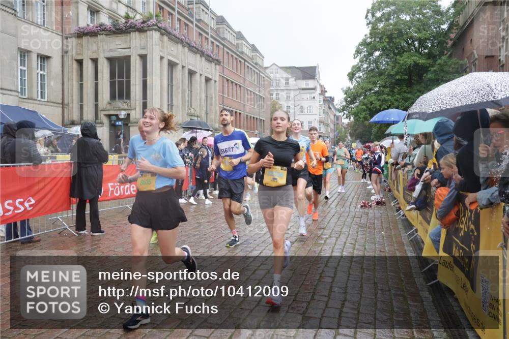 13.09.2026 - Kiel Lauf Yannick Fuchs http://msf.ph/oto/10412009 13.09.2026 10:43:13 Ziel 245, 534, 610, 1069, 1121, 1290, 1931, 2376, 2502, 2633, 2887, 2954, 3169, 3911, 3976, 4124, 4825, 5070, 5414, 5679, 6139, 6231, 6439, 6492, 6655, 6713, 8038, 8511, 9627, 9632, 10812, 10955, 11010, 11162, 11635, 11971, 12040, 12165, 12480, 12824, 1680, 1975, 2239, 2273, 2427, 2481, 2627, 2999, 3036, 3248, 3260, 3474, 3572, 3584, 4120, 5298, 5437, 5450, 5814, 5911, 5933, 6121, 6129, 6136, 6147, 6320, 6567, 6839, 7014, 7685, 7692, 485, 681, 1178, 2131 meine-sportfotos.de