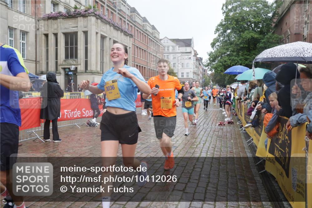 13.09.2026 - Kiel Lauf Yannick Fuchs http://msf.ph/oto/10412026 13.09.2026 10:43:14 Ziel 245, 534, 610, 1069, 1121, 1178, 1290, 1931, 2376, 2502, 2633, 2887, 2954, 3169, 3911, 3976, 4124, 4825, 5070, 5414, 5679, 6139, 6231, 6439, 6492, 6655, 6713, 7262, 8038, 8511, 9627, 9632, 10812, 10955, 11010, 11162, 11635, 11971, 12040, 12165, 12480, 12824, 1680, 1975, 2239, 2273, 2427, 2481, 2627, 2999, 3036, 3248, 3260, 3572, 3584, 4120, 5298, 5437, 5450, 5814, 5911, 5933, 6121, 6129, 6136, 6147, 6320, 6567, 6839, 7014, 7685, 7692, 485, 681, 2131 meine-sportfotos.de