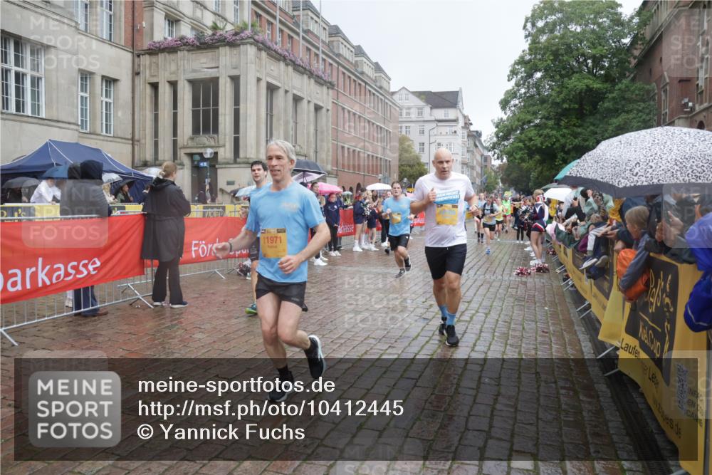 13.09.2026 - Kiel Lauf Yannick Fuchs http://msf.ph/oto/10412445 13.09.2026 10:43:41 Ziel 149, 1029, 1536, 2317, 3123, 3292, 4143, 4493, 4541, 4669, 4850, 4941, 5059, 5127, 5419, 6368, 6716, 7351, 8037, 9281, 9337, 9823, 10247, 10683, 11067, 11213, 11438, 11774, 12763, 12778, 245, 485, 534, 610, 681, 1069, 1121, 1178, 1500, 1720, 1780, 2119, 2131, 2376, 2633, 2680, 2800, 2887, 2954, 3132, 3169, 3911, 3976, 4124, 4218, 4282, 4690, 4718, 5070, 5222, 5414, 5679, 5715, 5848, 6079, 6139, 6231, 6422, 6492, 6536, 6655, 1977, 5437 meine-sportfotos.de