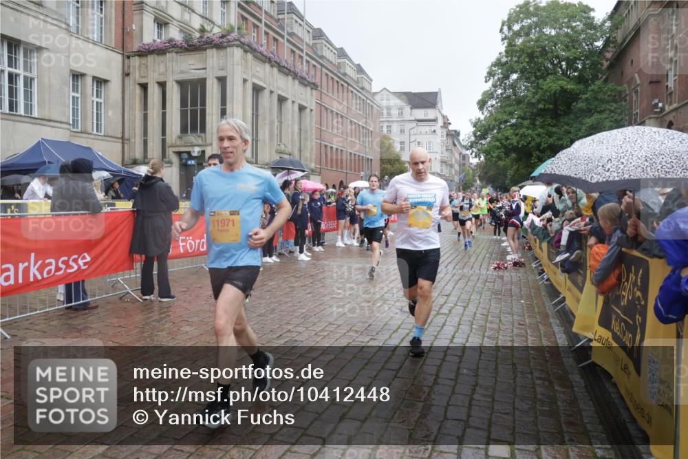 13.09.2026 - Kiel Lauf Yannick Fuchs http://msf.ph/oto/10412448 13.09.2026 10:43:41 Ziel 149, 1029, 1536, 2317, 3123, 3292, 4143, 4493, 4541, 4669, 4850, 4941, 5059, 5127, 5419, 6368, 6716, 7351, 8037, 9281, 9337, 9823, 10247, 10683, 11067, 11213, 11438, 11774, 12763, 12778, 245, 485, 534, 610, 681, 1069, 1121, 1178, 1500, 1720, 1780, 2119, 2131, 2376, 2633, 2680, 2800, 2887, 2954, 3132, 3169, 3911, 3976, 4124, 4218, 4282, 4690, 4718, 5070, 5222, 5414, 5679, 5715, 5848, 6079, 6139, 6231, 6422, 6492, 6536, 6655, 1977, 5437 meine-sportfotos.de