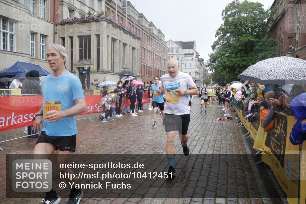 13.09.2026 - Kiel Lauf Yannick Fuchs http://msf.ph/oto/10412451 13.09.2026 10:43:41 Ziel 149, 1029, 1536, 2317, 3123, 3292, 4143, 4493, 4541, 4669, 4850, 4941, 5059, 5127, 5419, 6368, 6716, 7351, 8037, 9281, 9337, 9823, 10247, 10683, 11067, 11213, 11438, 11774, 12763, 12778, 245, 485, 534, 610, 681, 1069, 1121, 1178, 1500, 1720, 1780, 2119, 2131, 2376, 2633, 2680, 2800, 2887, 2954, 3132, 3169, 3911, 3976, 4124, 4218, 4282, 4690, 4718, 5070, 5222, 5414, 5679, 5715, 5848, 6079, 6139, 6231, 6422, 6492, 6536, 6655, 1977, 5437 meine-sportfotos.de